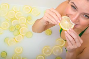 Tratează acneea natural cu suc de lămâie