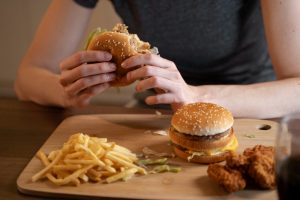 Riscurile ascunse ale fast-food-ului: ulcer, obezitate și cancer