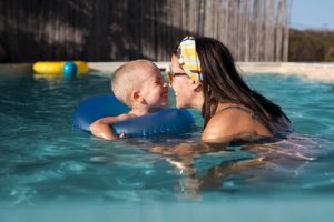 Beneficiile înotului pentru dezvoltarea sănătoasă a copiilor